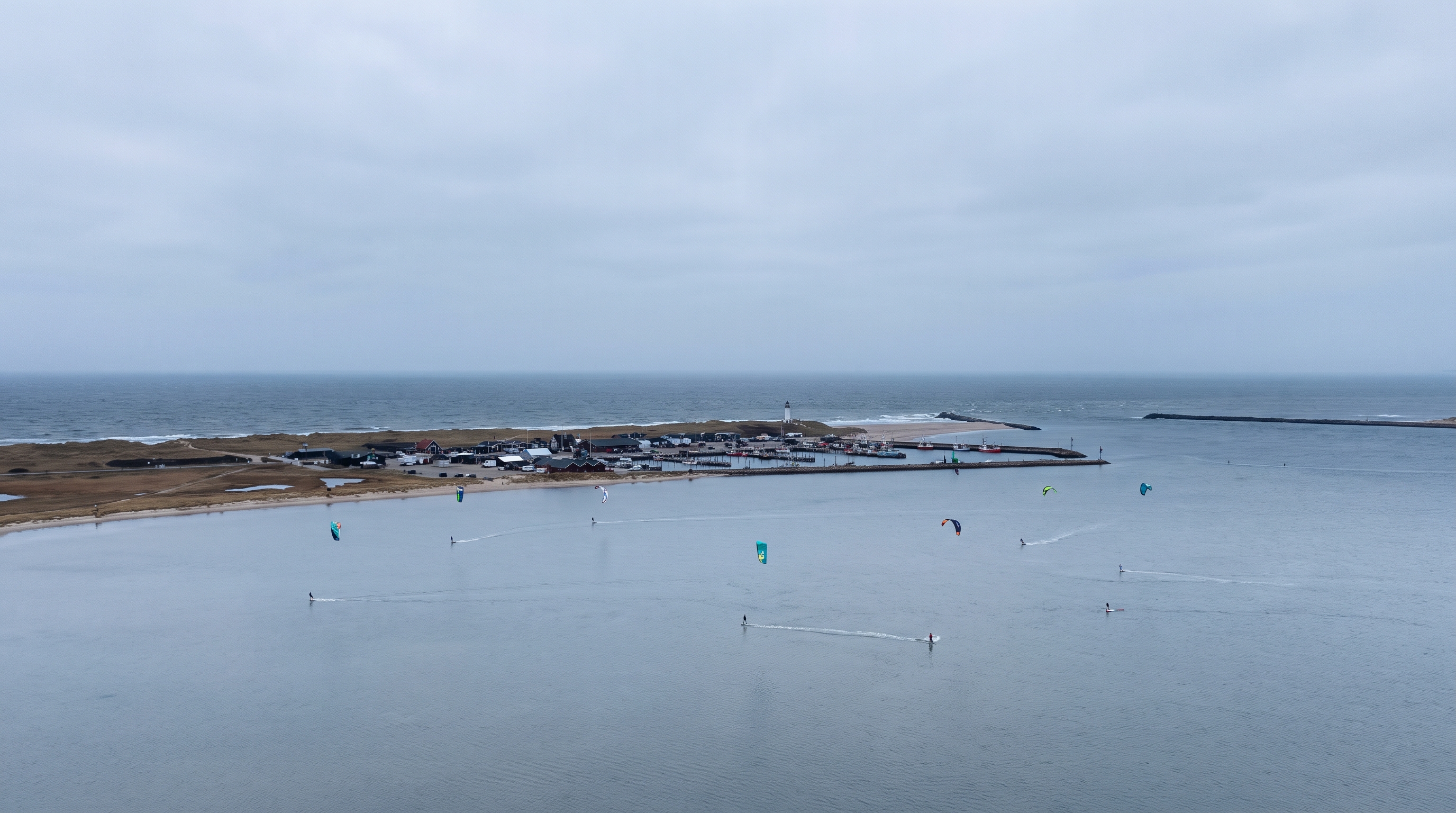 Weiter Strand mit Kites in Daenemark