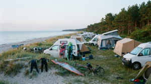 Spanie tuż przy spocie: Camping dla miłośników sportów wodnych