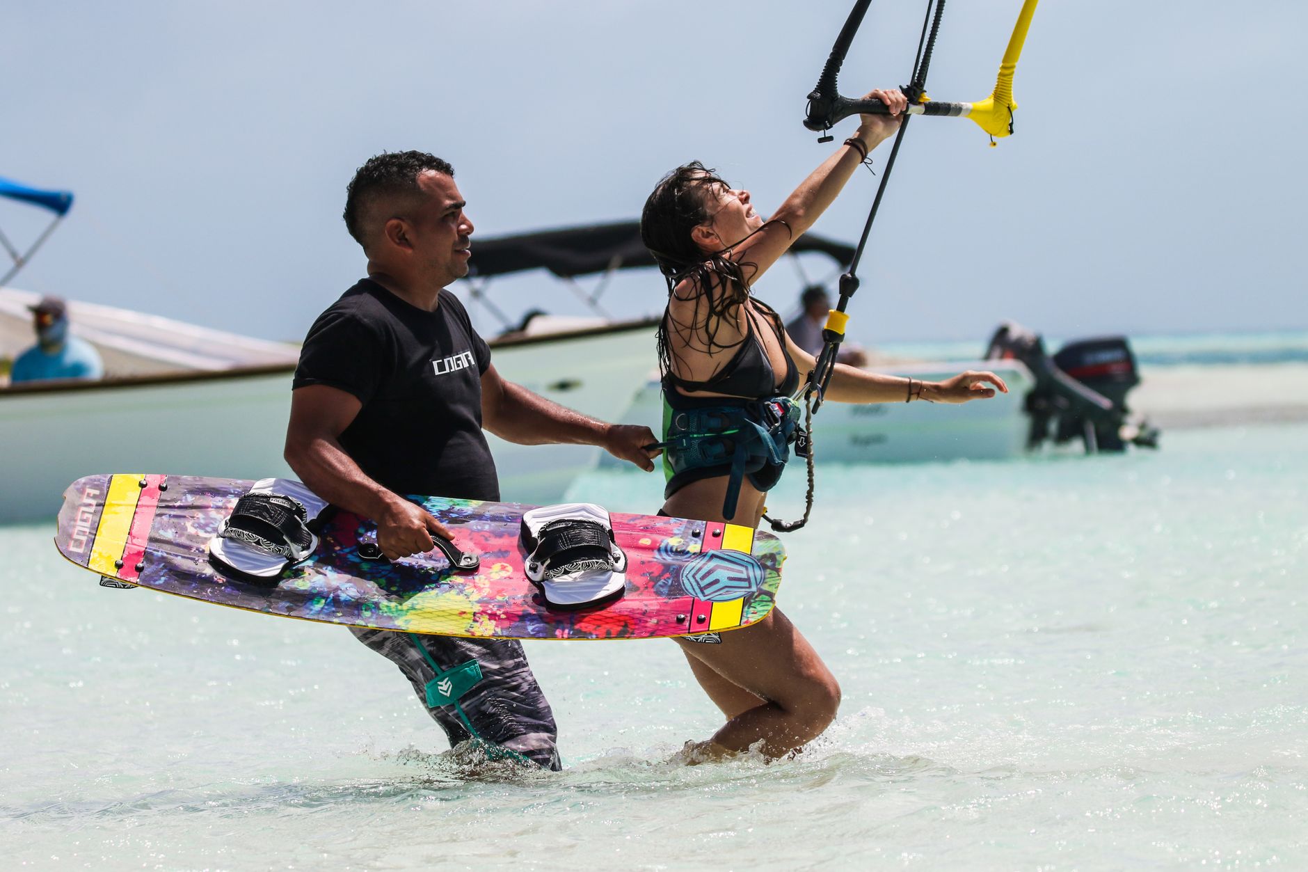 Zwei Anfaenger auf dem Kiteboard im Flachwasser