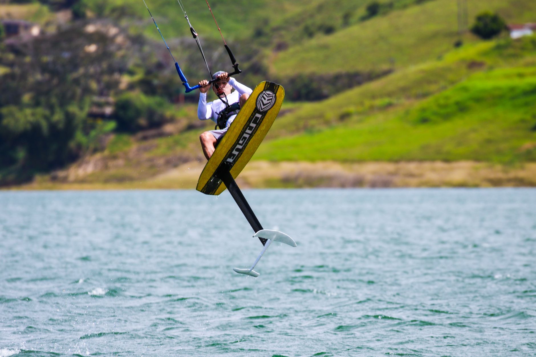 Foilboarder frente a una costa verde