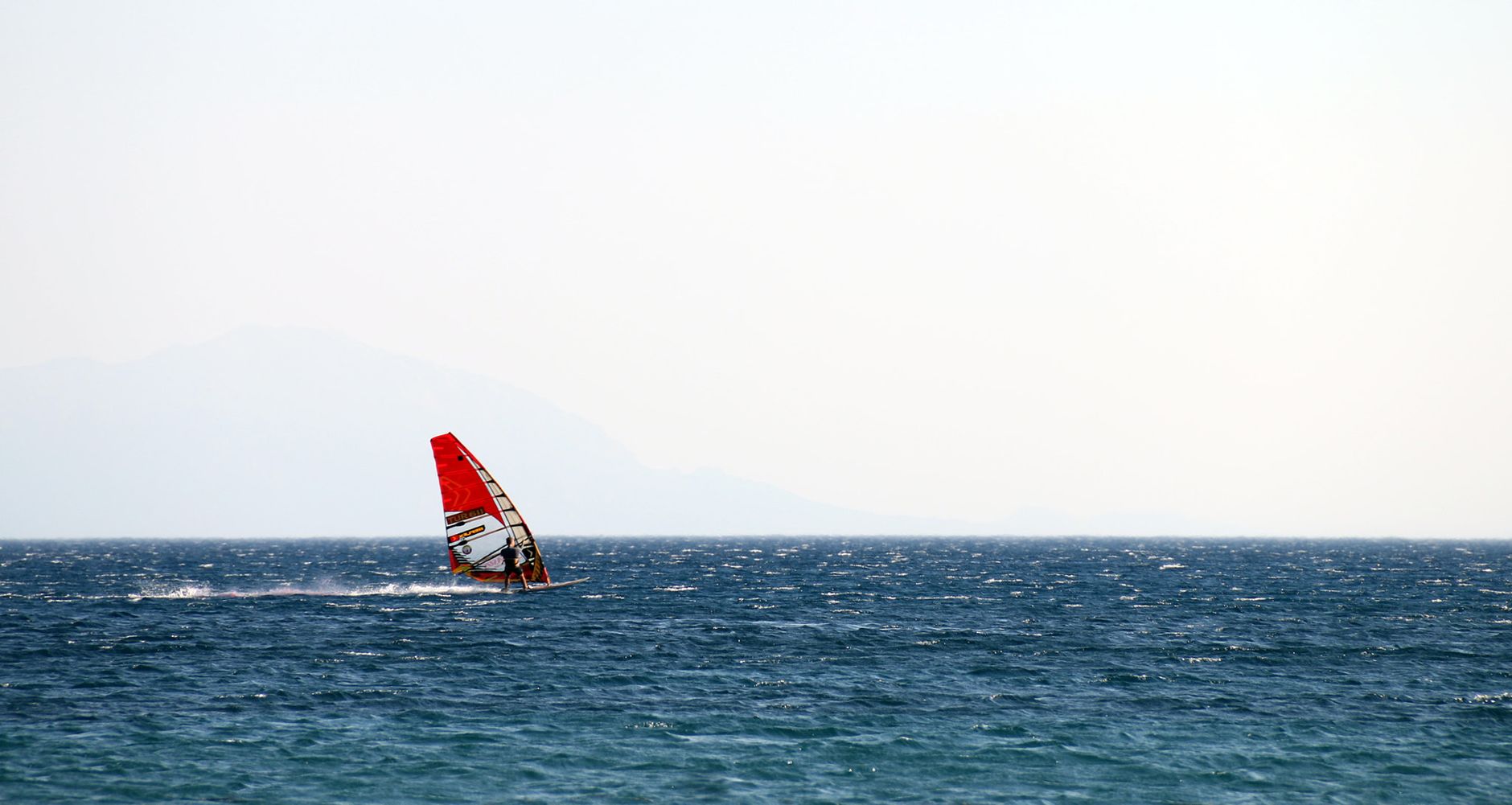 Windsurfista com vela colorida