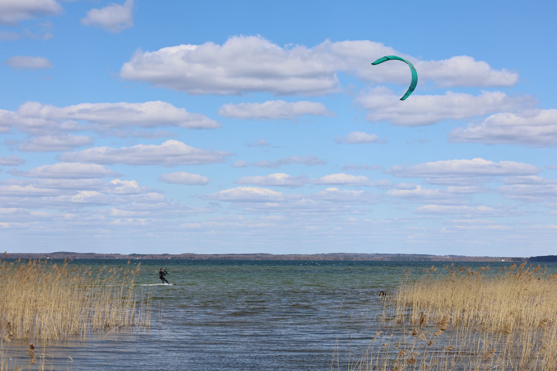 Kiter em área rasa com fundo de pé