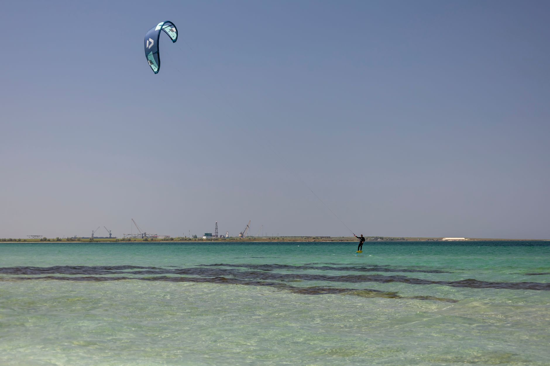 Kitesurfer nahe dem Strand