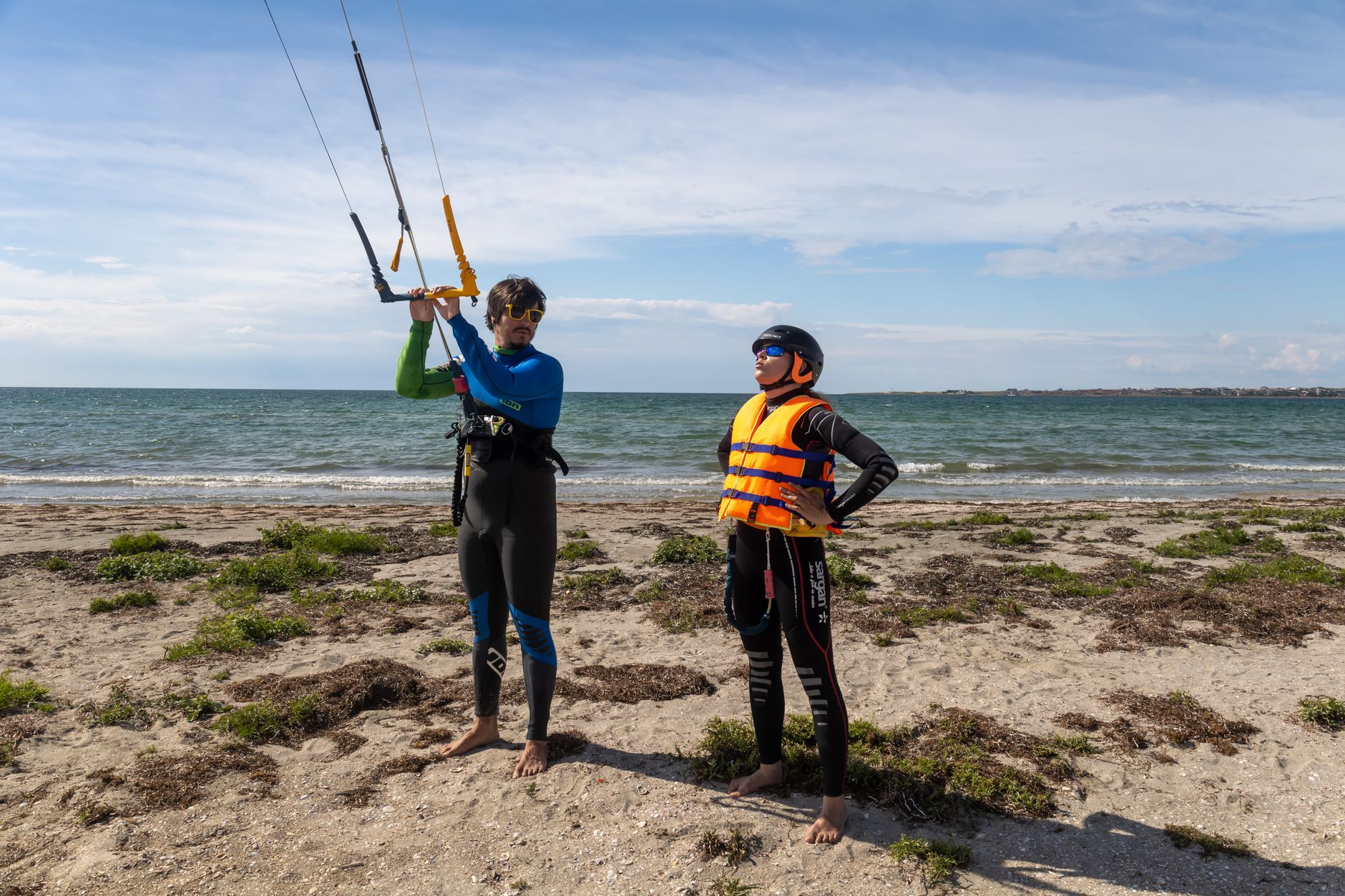 Curso de kite en la playa del Báltico con alumnos y profesor