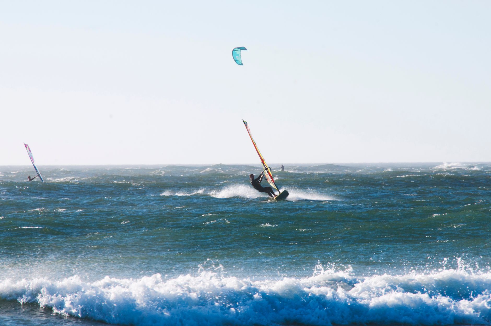 Windsurfista na baía