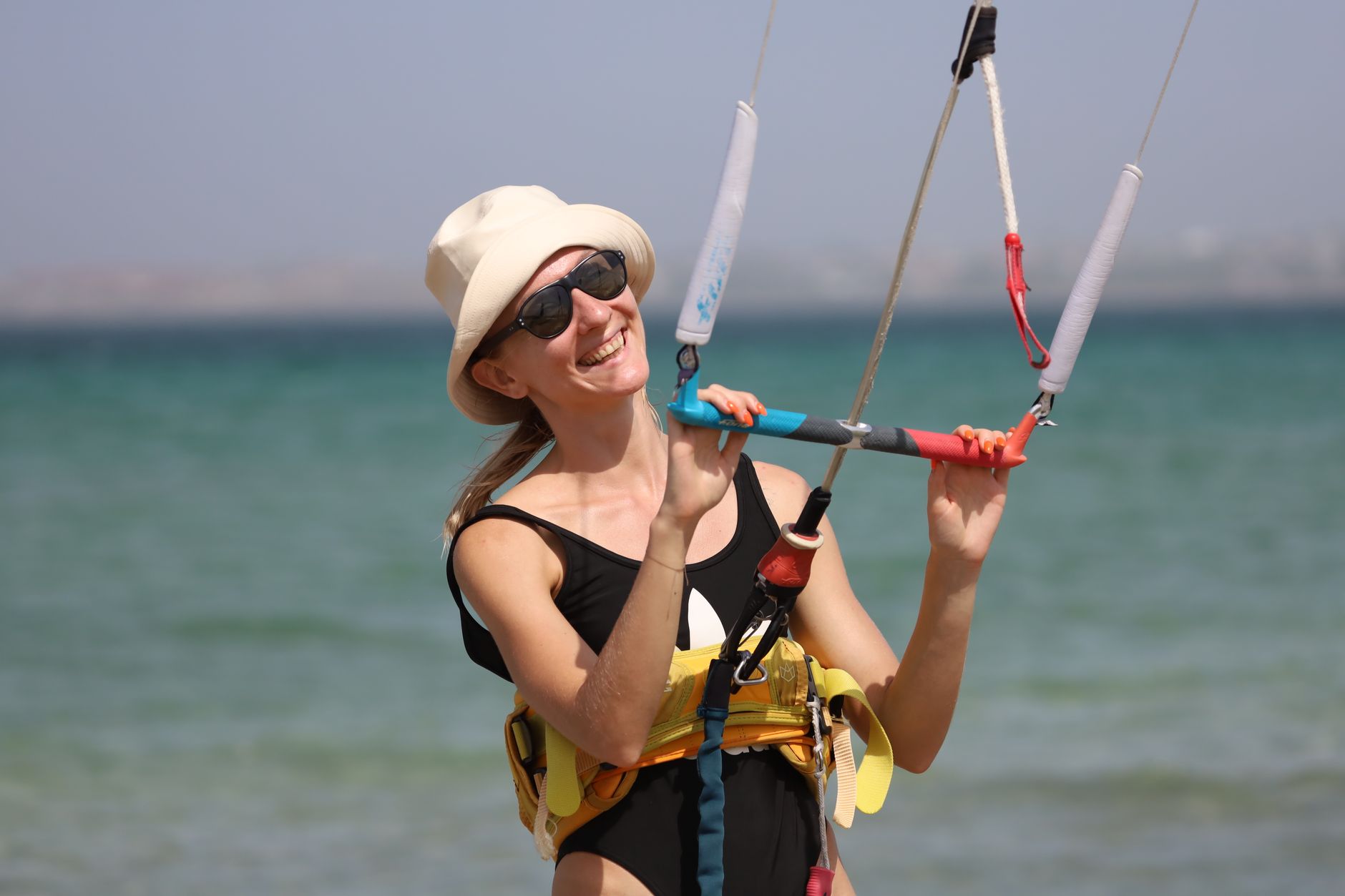 Anfaengerin haelt die Kite-Bar am Strand