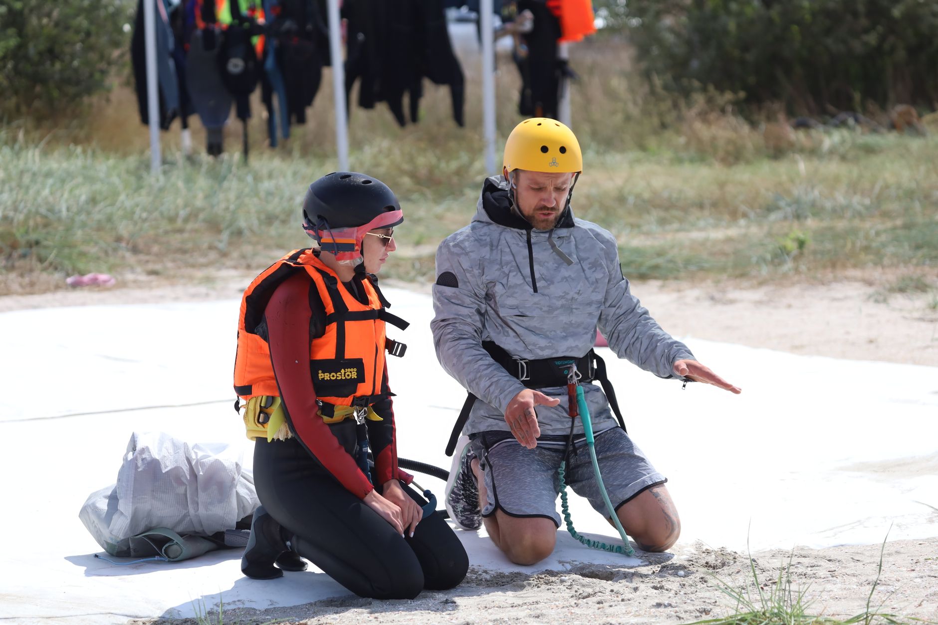Un grupo aprende Kitesurf en el curso
