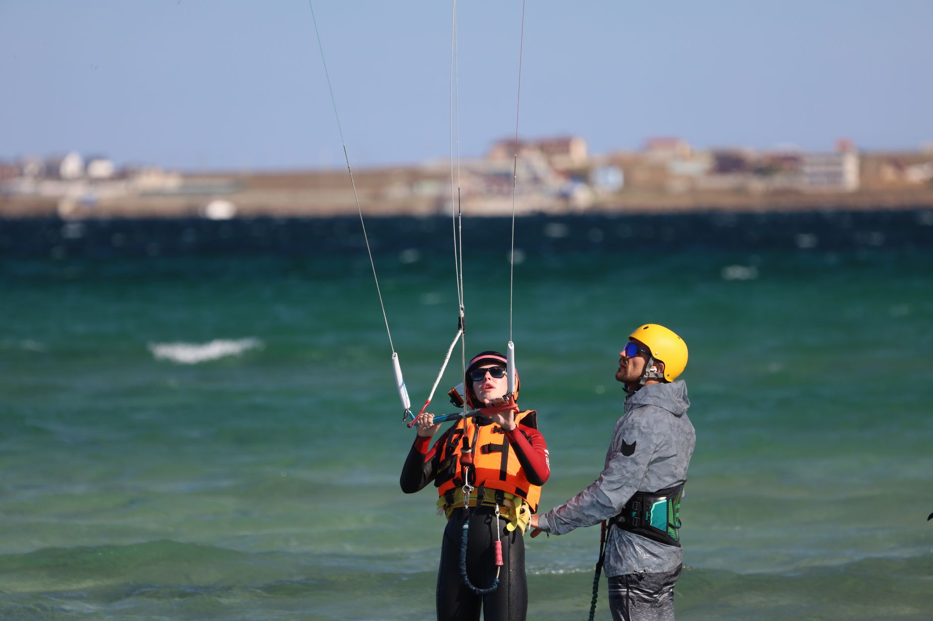 El instructor ayuda con el waterstart en el agua