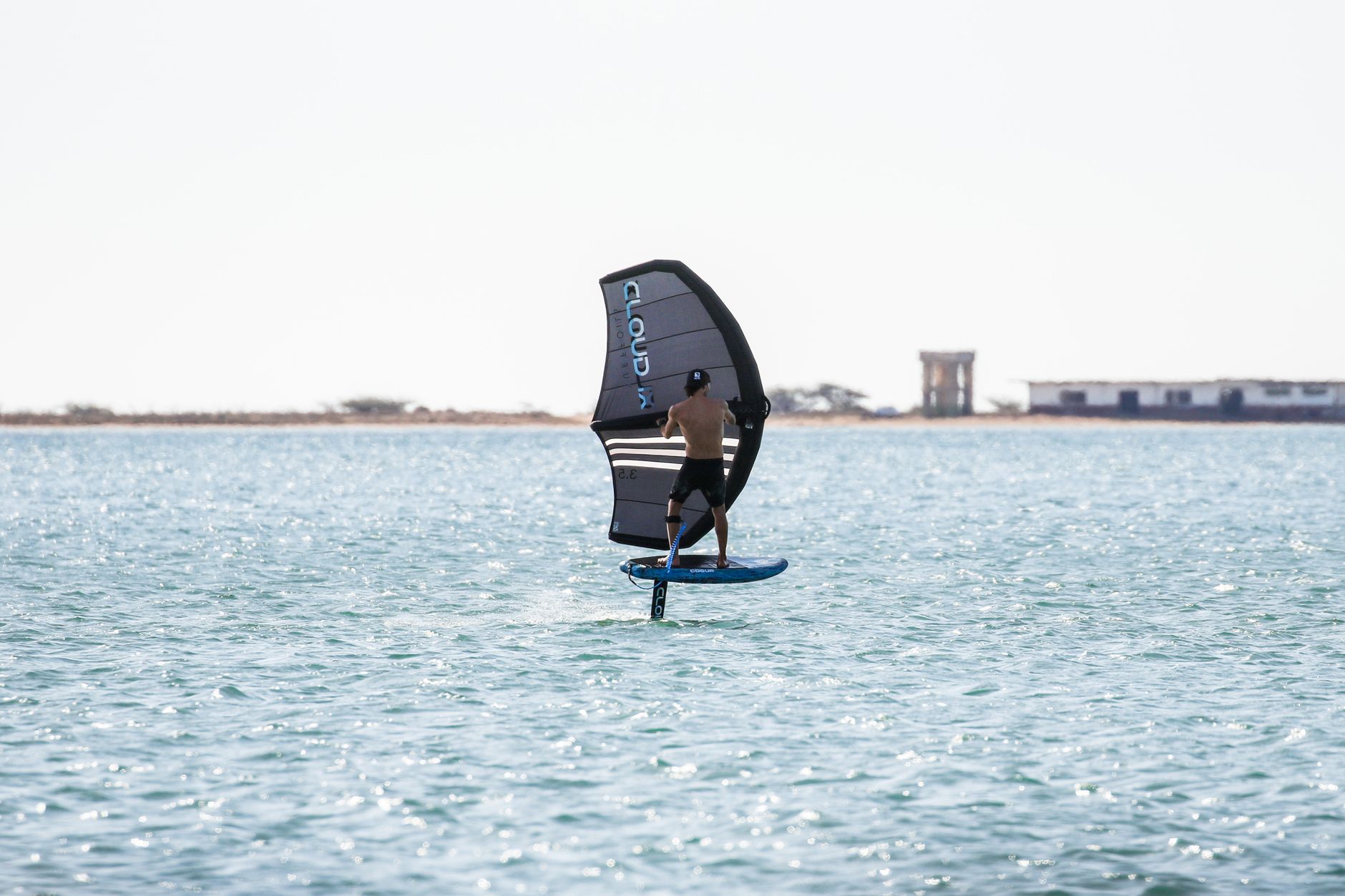 Wingfoiler en acción sobre la tabla