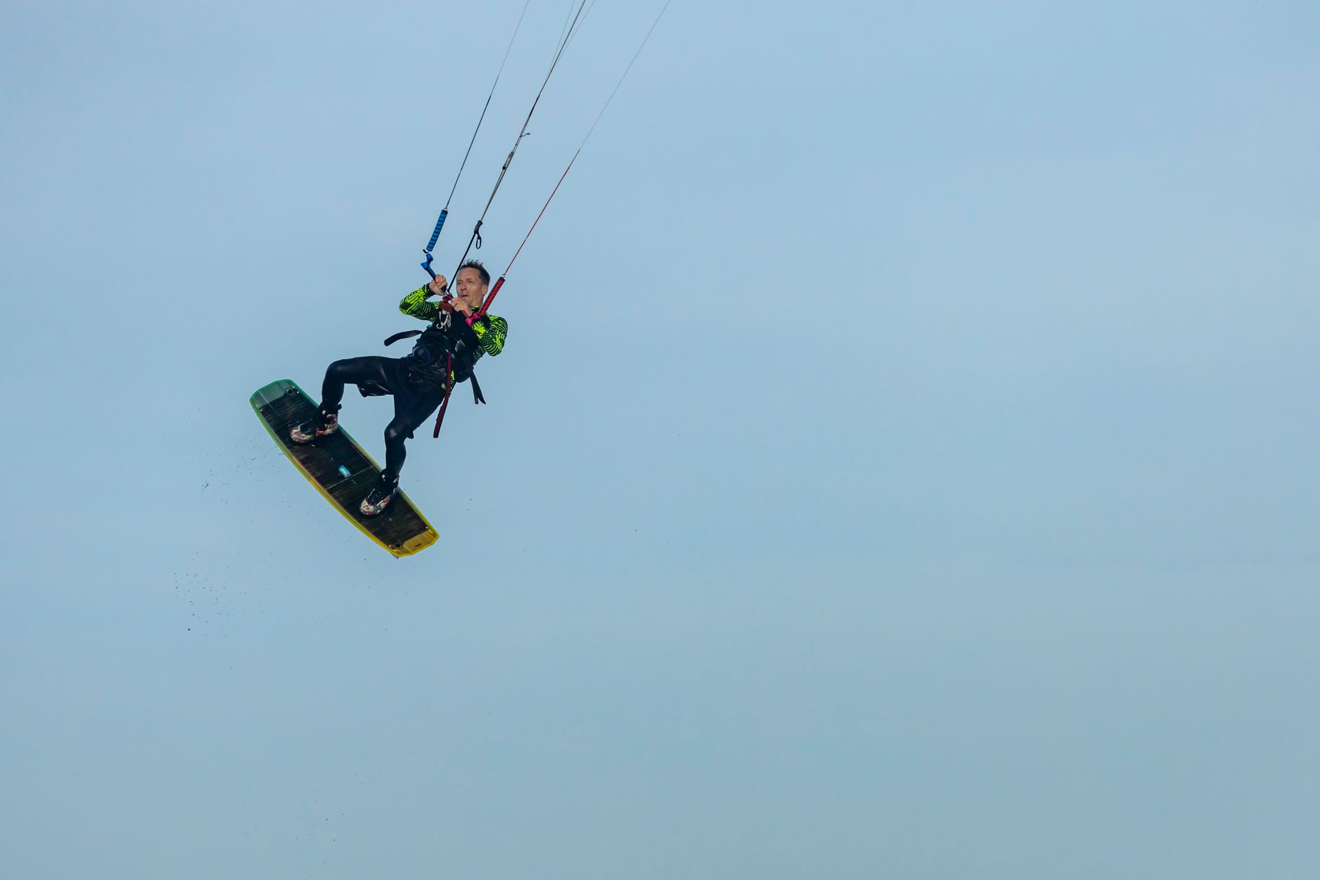 Kitesurfer im Sprung
