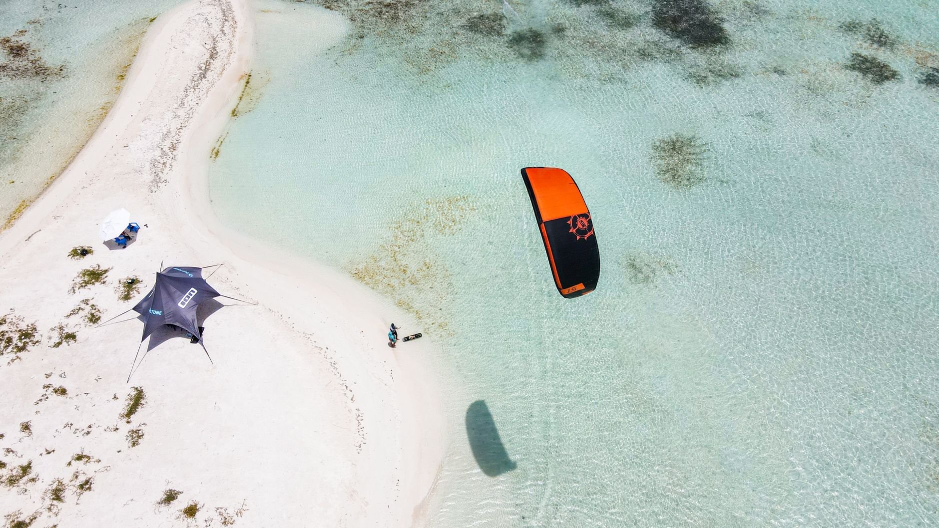 Kiteboard auf flacher Sandbank