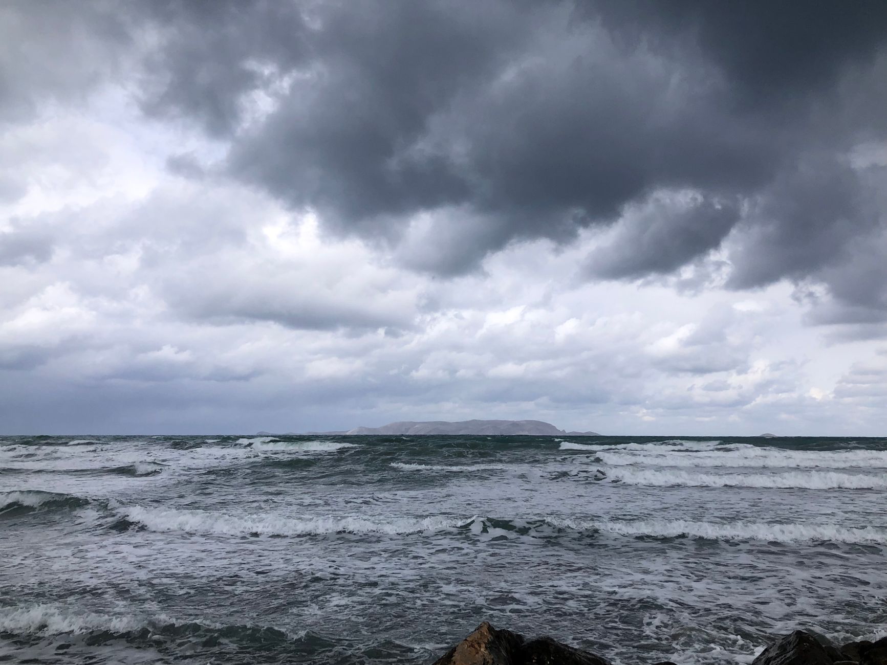 Graue Wetterlage ueber der Ostsee