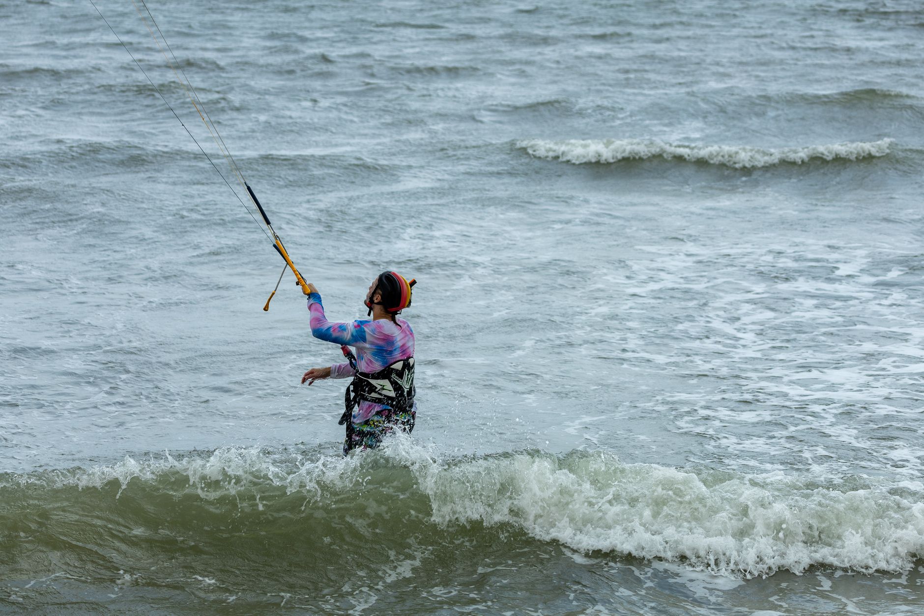 Kitesurfista con la cometa en el agua