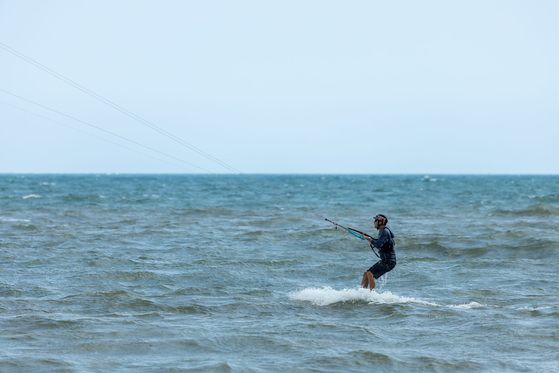 Kitesurfista se organiza en el agua