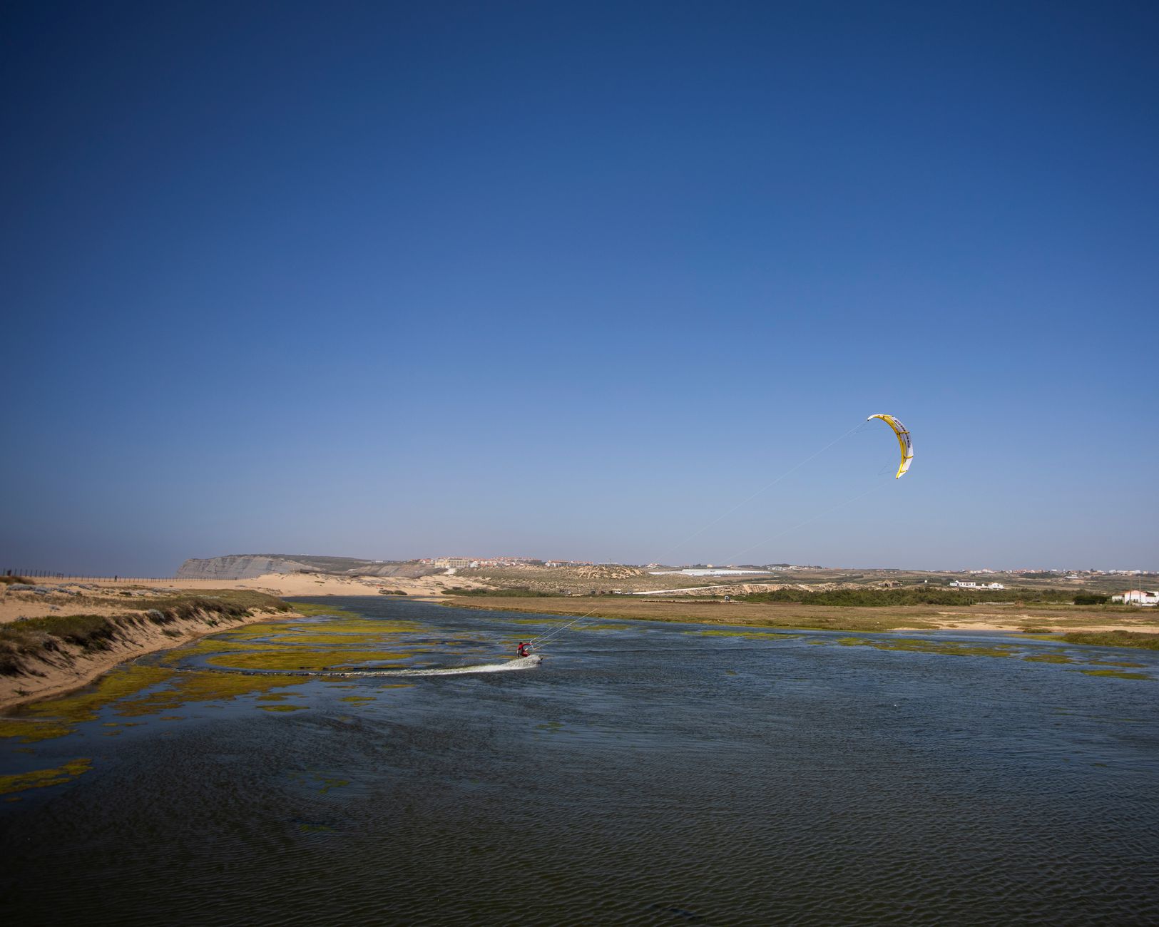 Água ampla e rasa do bodden