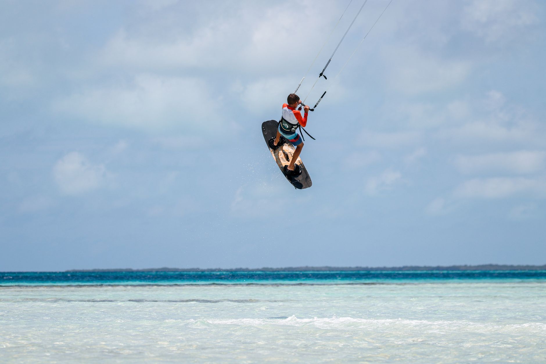 Kitesurfer im Sprung bei kraeftigem Wind