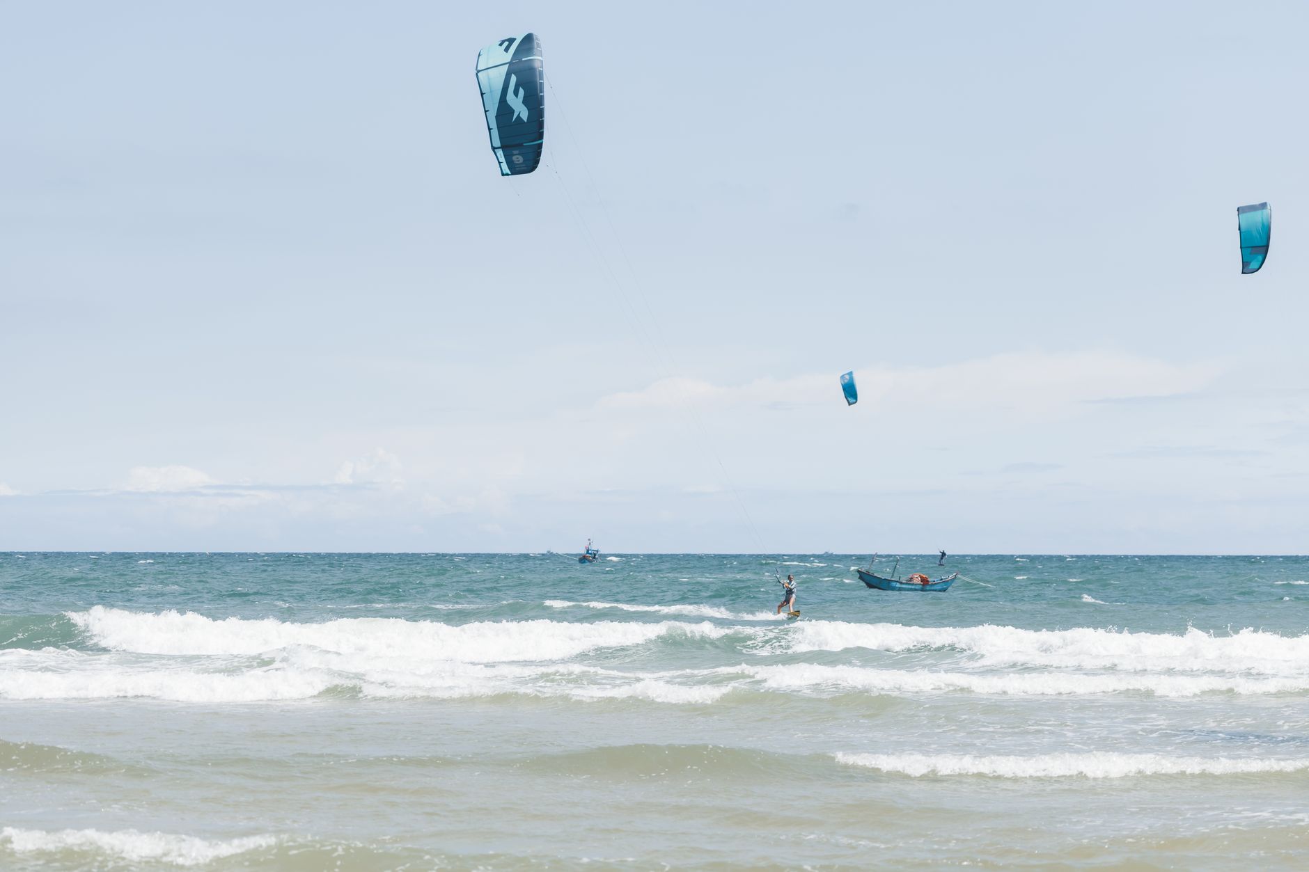 Agua agitada con una cometa a lo lejos