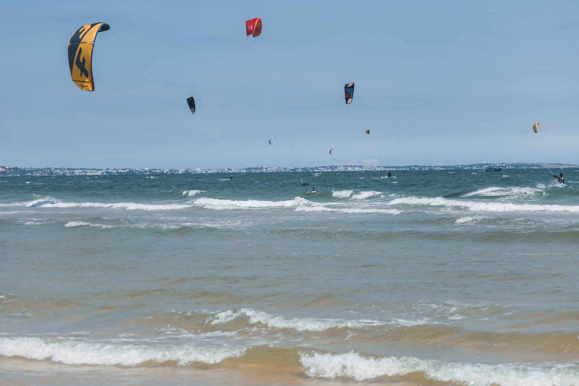Kitesurfista no mar Báltico
