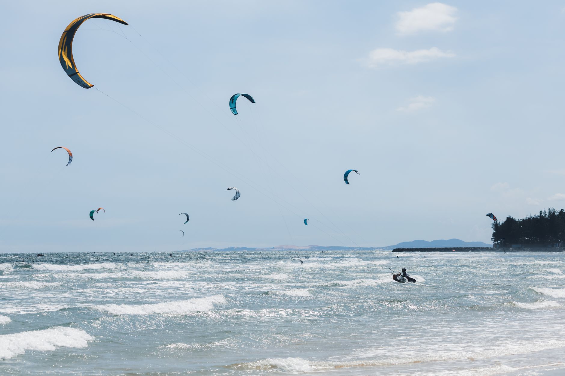 Kites ueber dem flachen Wasser an der Ostsee
