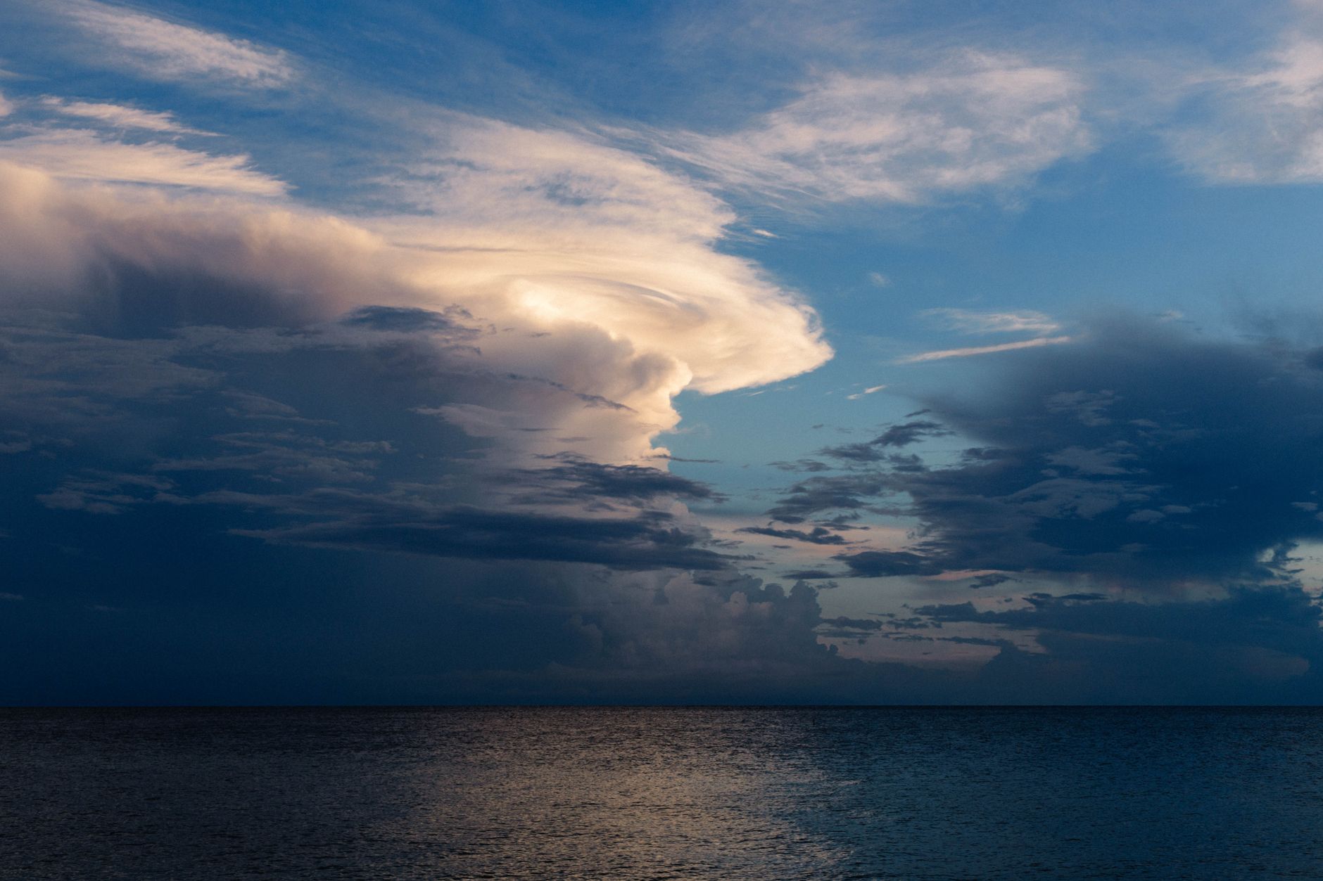 Nuvens dramáticas sobre o mar
