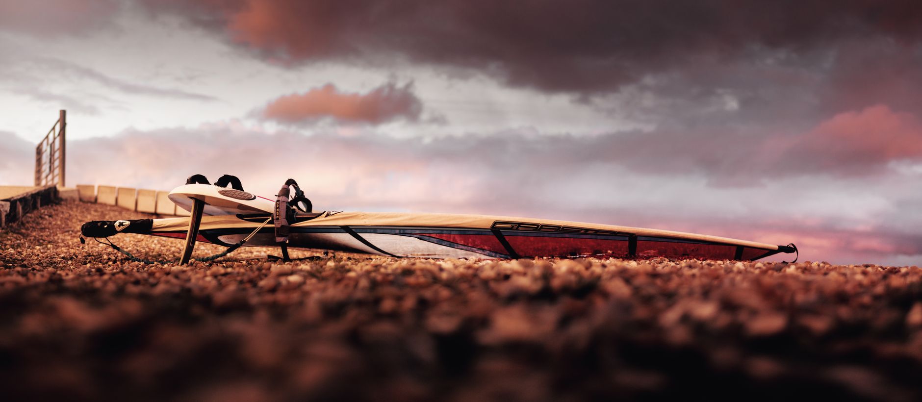 Windsurfista na costa