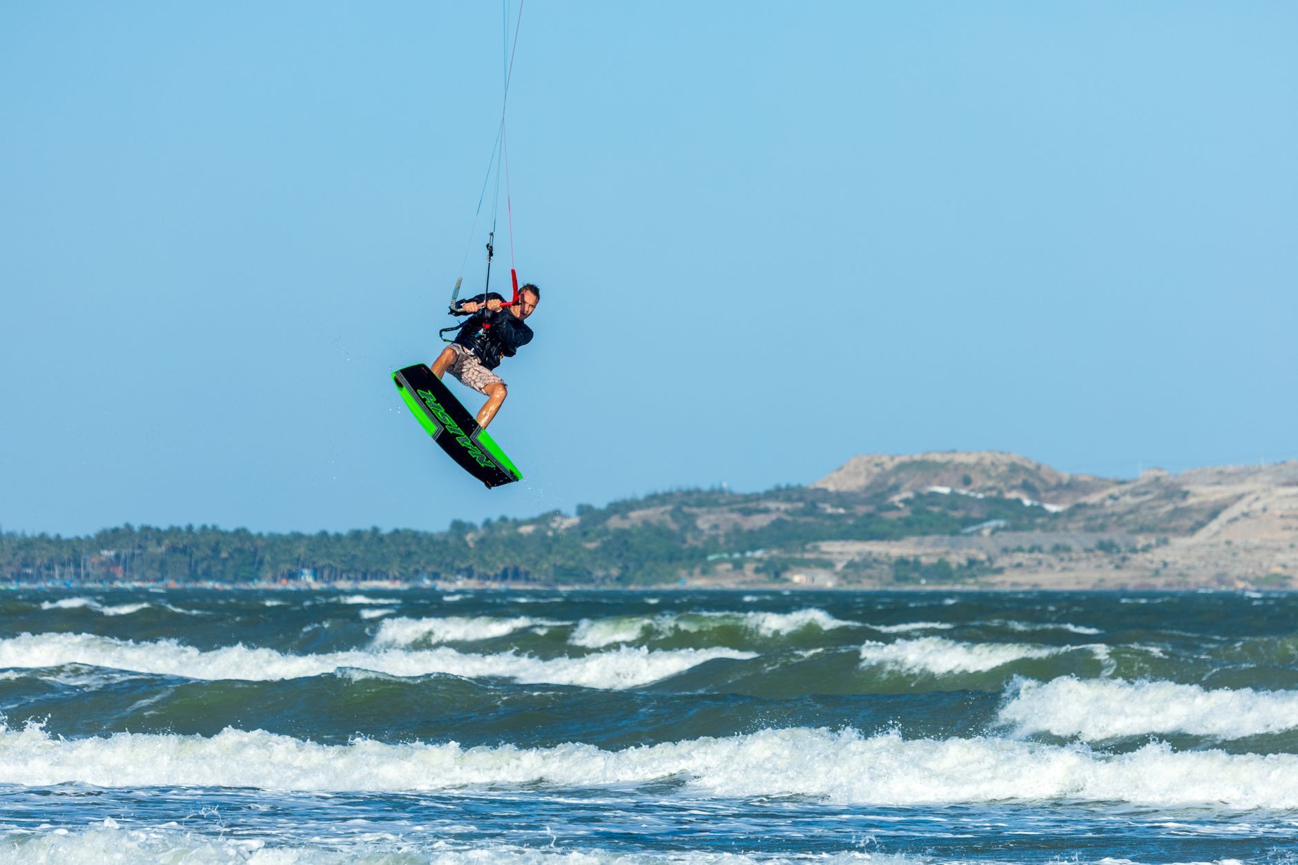 Kitesurfer springt mit dem Board