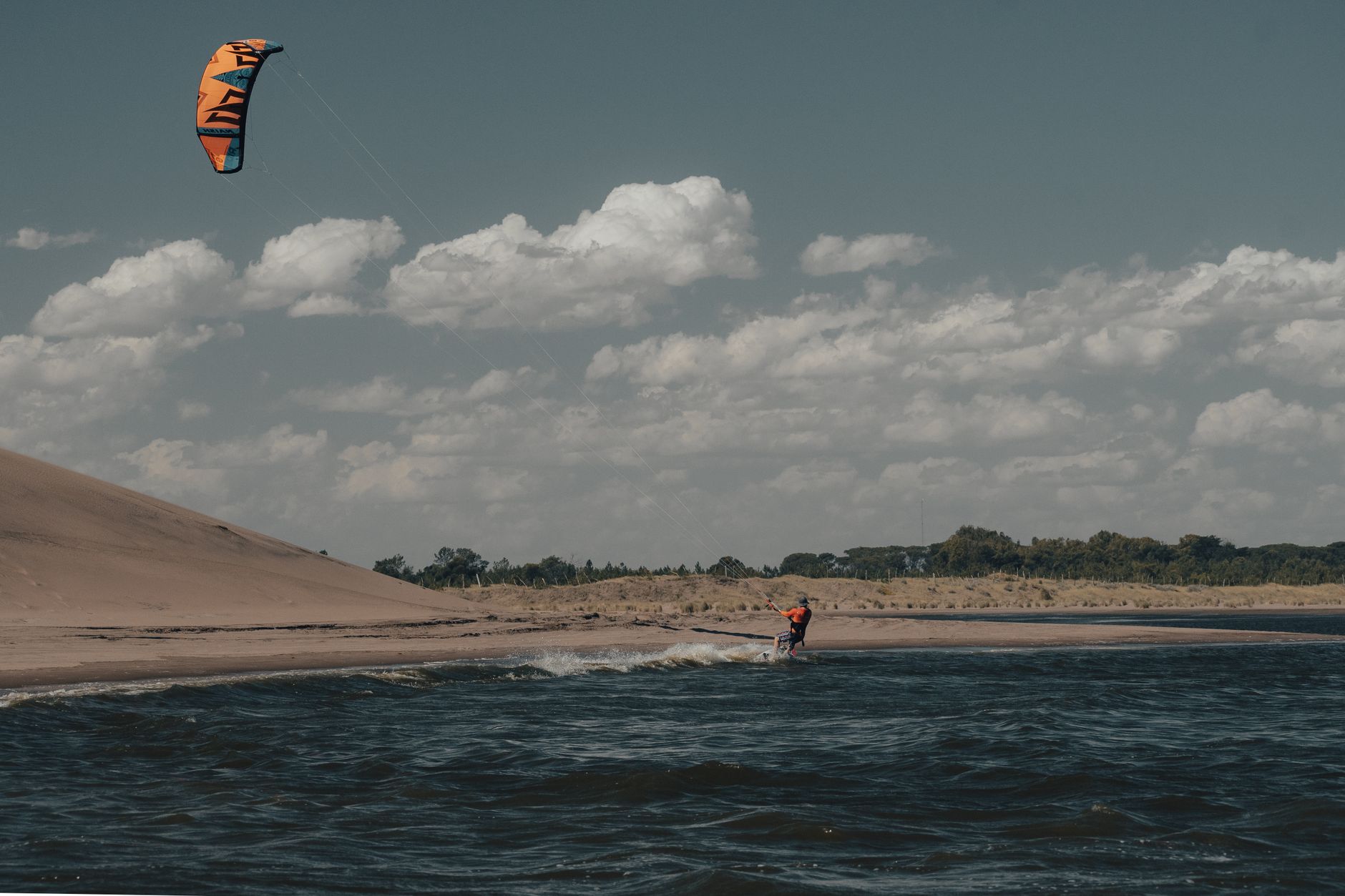Kiter auf flachem Wasser nahe der Kueste