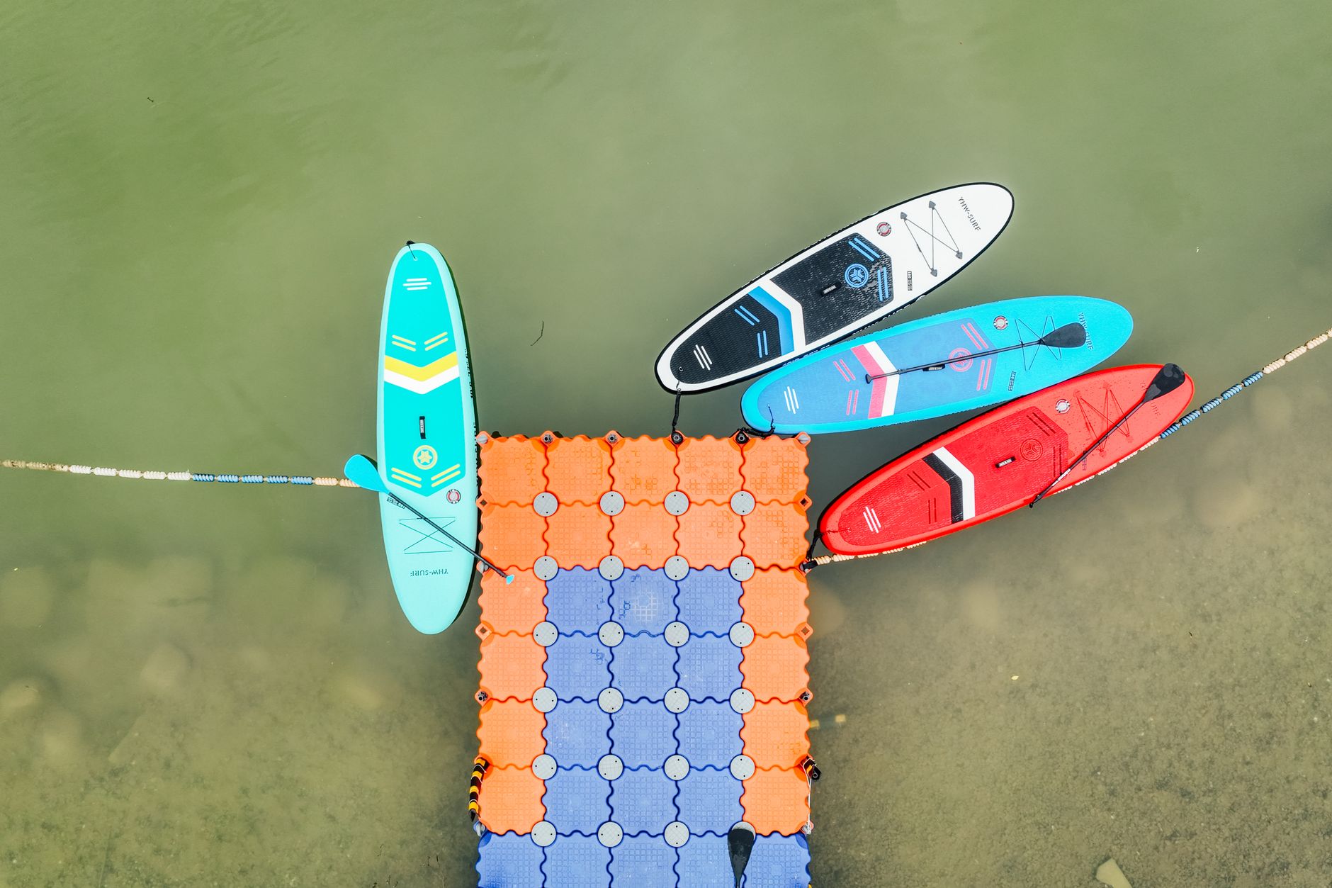 Dos tablas de SUP listas en el embarcadero