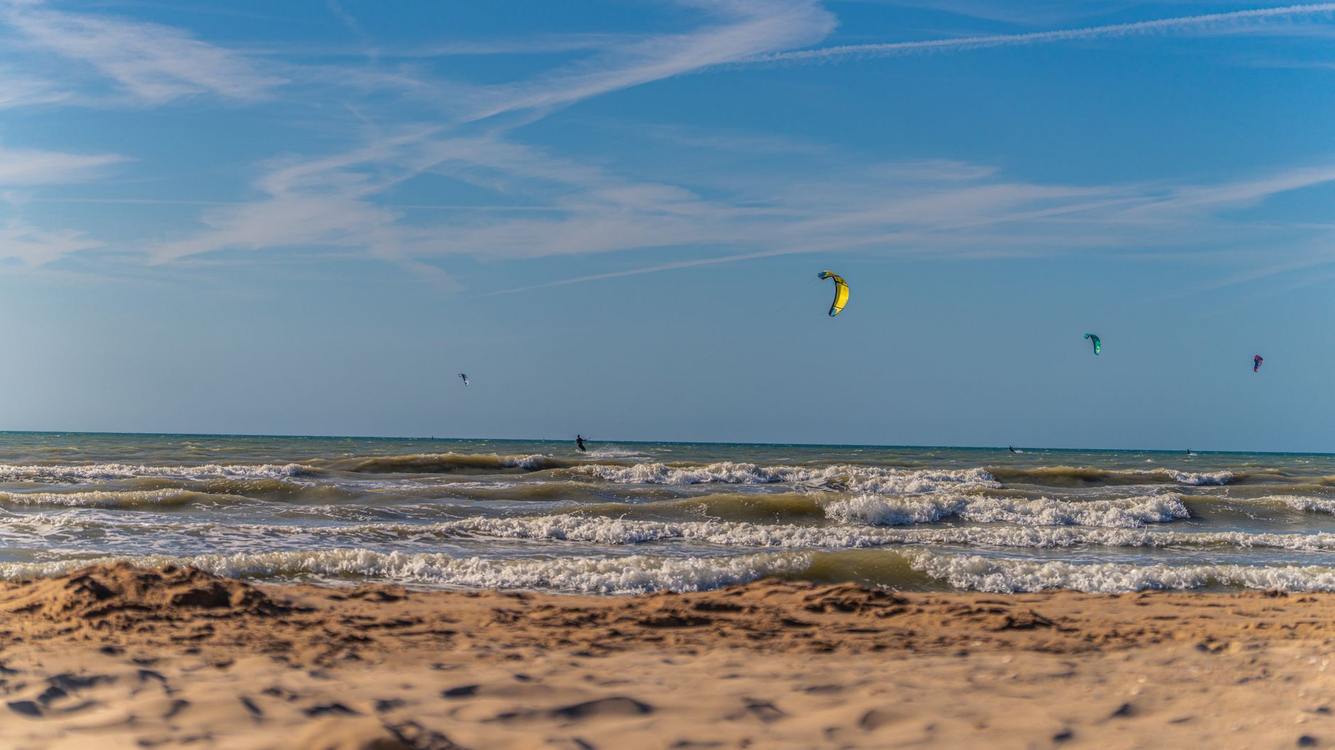 Vários kitesurfistas na água em um spot