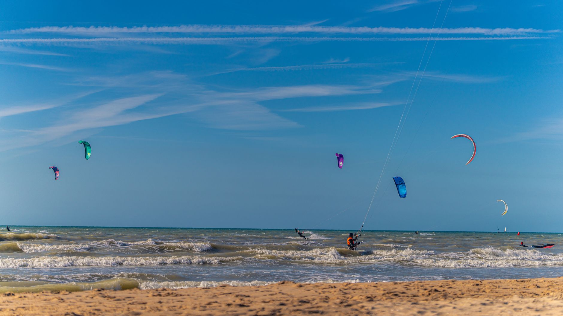 Kitesurfistas compartilham a área