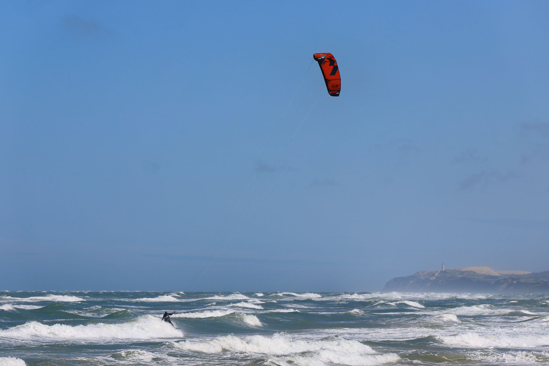 Kite ueber blauem Wasser
