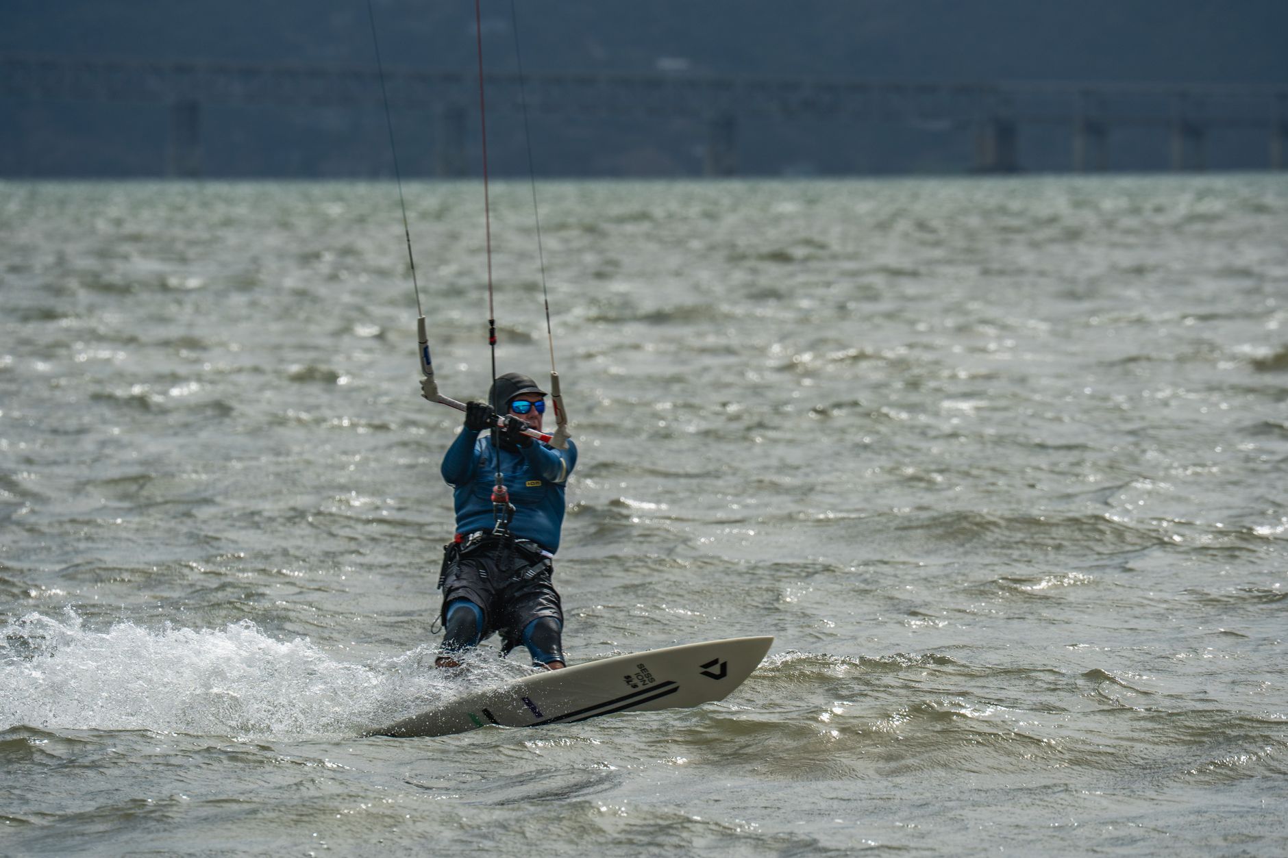 Kiter sitzt im Trapez auf dem Board