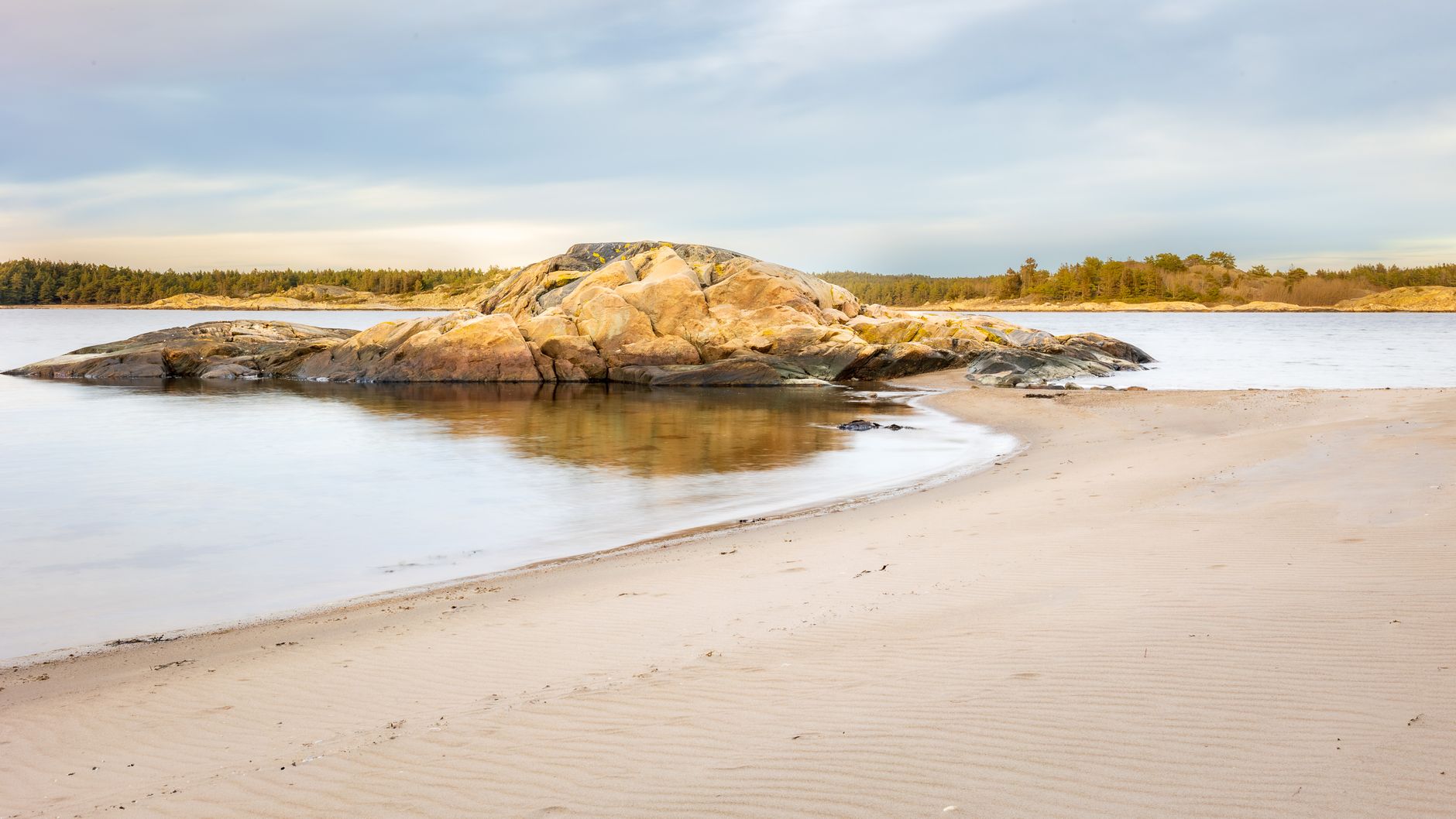 Sandstrand an der skandinavischen Kueste