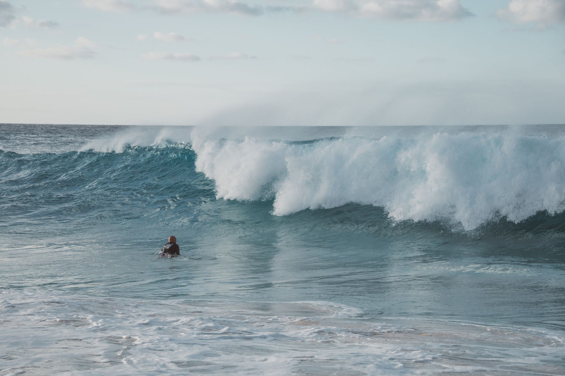 Surfista sumergiéndose en la ola