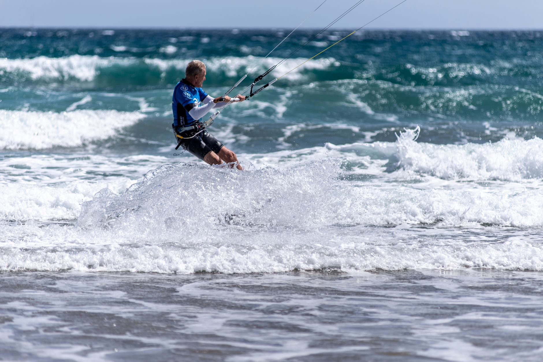 Kitesurfista navega tras un waterstart logrado