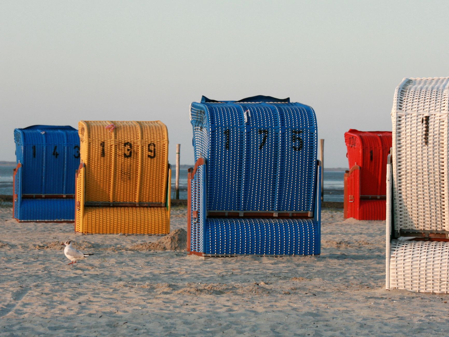 Bunte Strandkoerbe am Strand