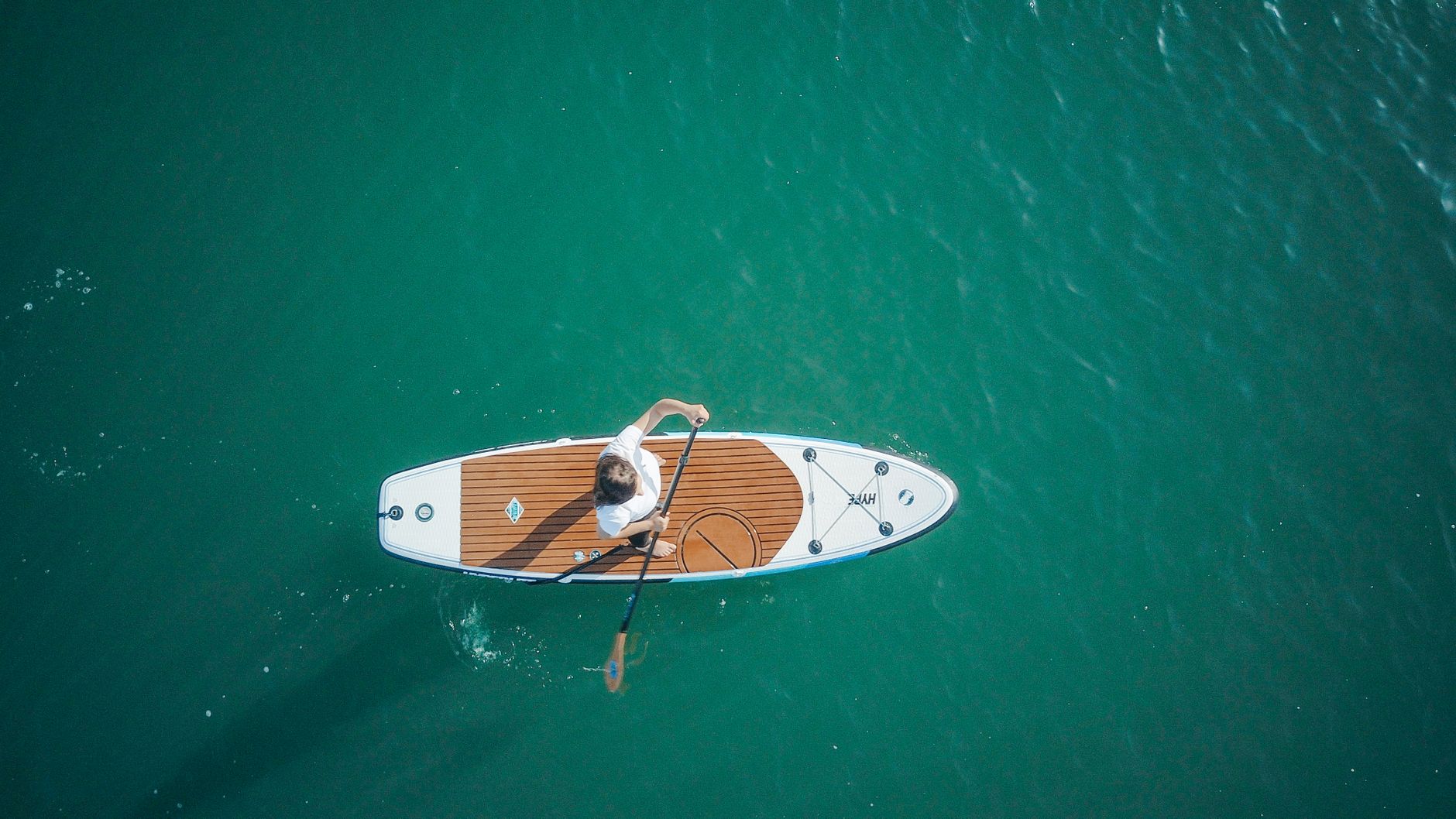 Tabla de SUP vista desde arriba sobre el agua