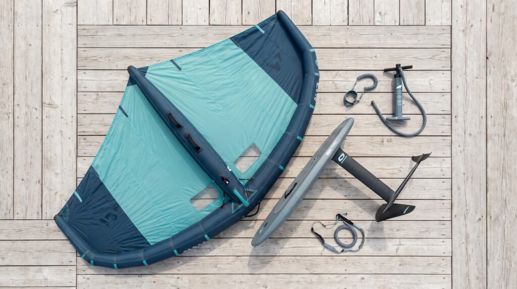 Set de wingfoil: wing, board, foil, bomba e leash