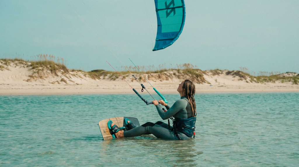 Kitesurfista en posición básica con la tabla en los pies