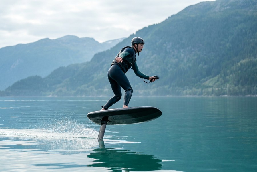 Foilboard gleitet über flaches Wasser