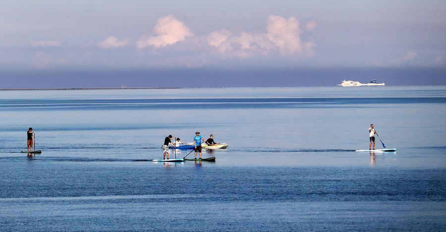 SUP-Gruppe auf ruhiger, windstiller Ostsee