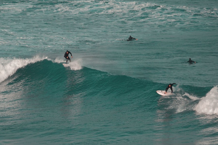 Surfista en una ola verde