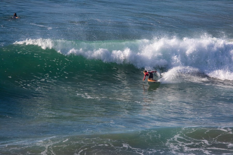 Surfista en una ola del mar Báltico