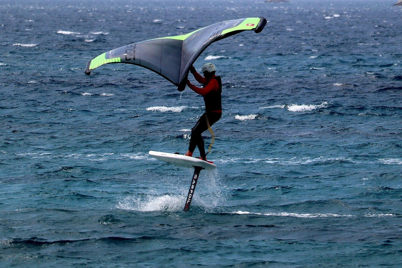Wingfoiler deslizándose sobre el agua