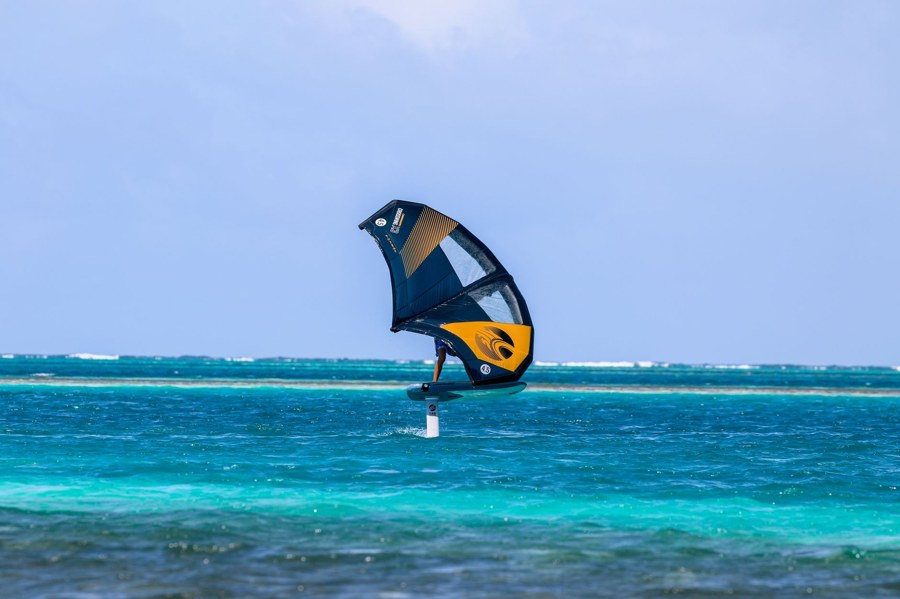 Wingfoiler sobre agua plana