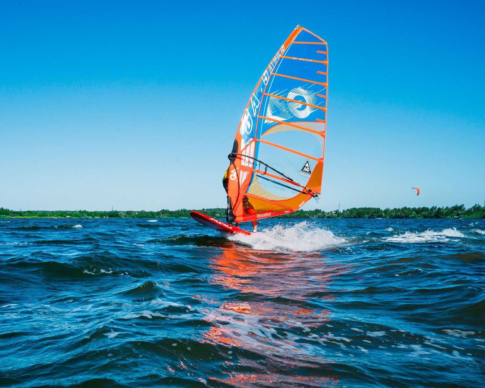 Windsurfista navegando con la vela