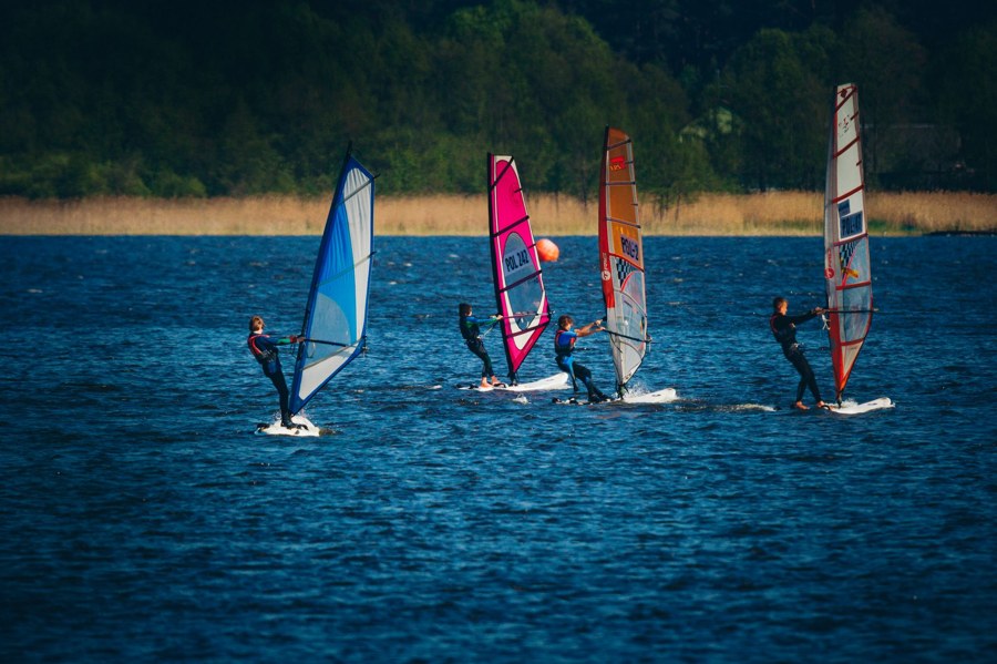 Grupo de windsurf en aguas planas