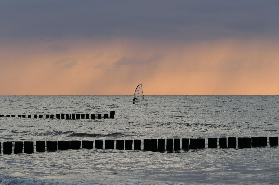 Windsurfista al atardecer en el mar Báltico